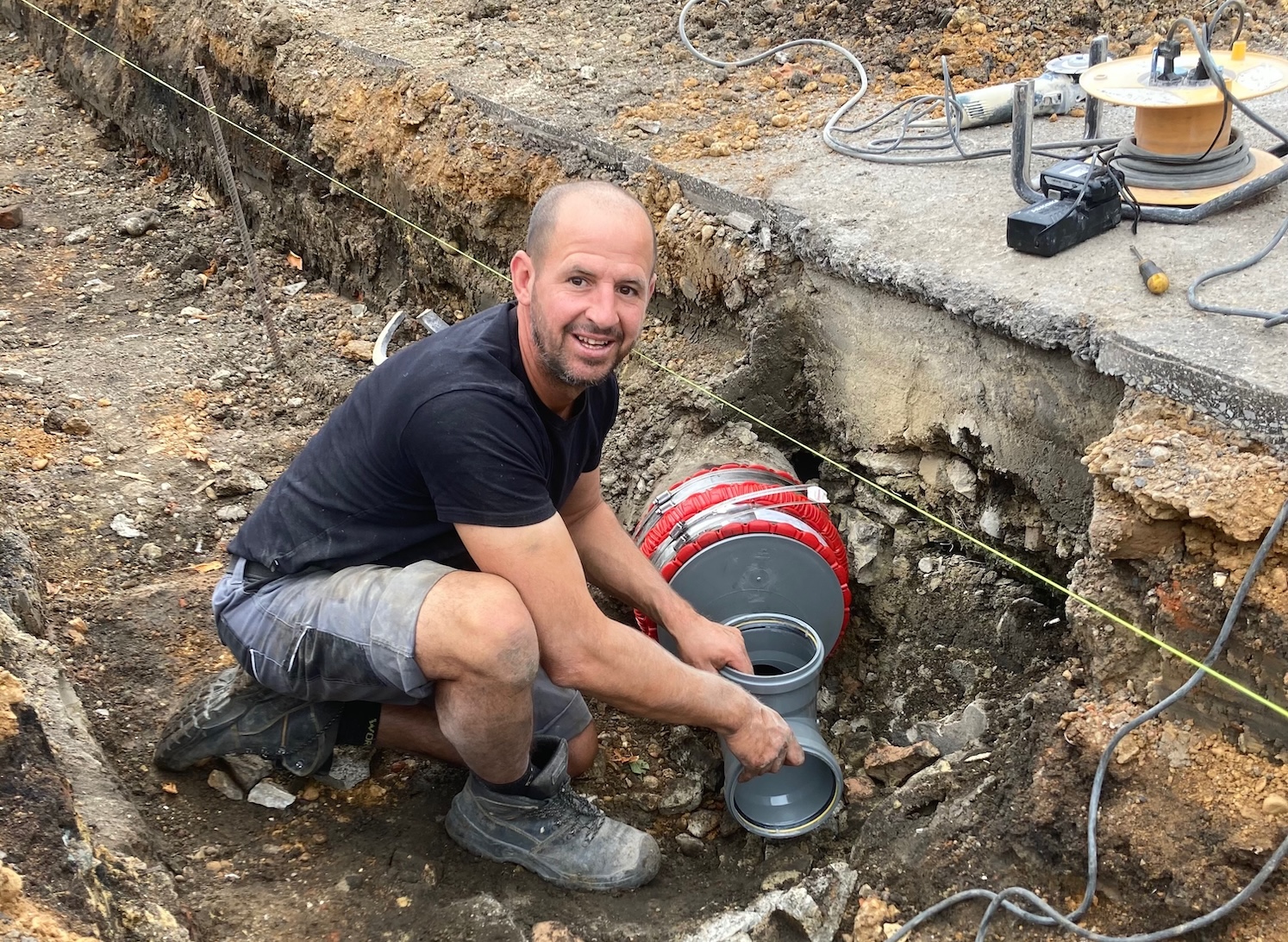 Hagelandse Ontstoppingsdienst team met servicewagen voor rioolreiniging