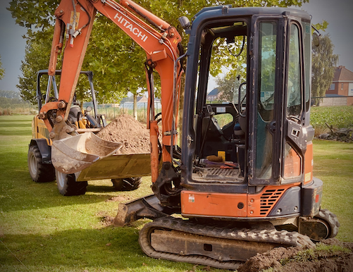 Kraan voor rioleringswerken in het Hageland